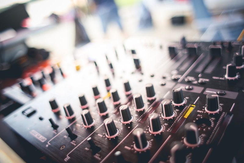 Jak zweryfikować i wybrać odpowiedniego DJ-a na wesele
