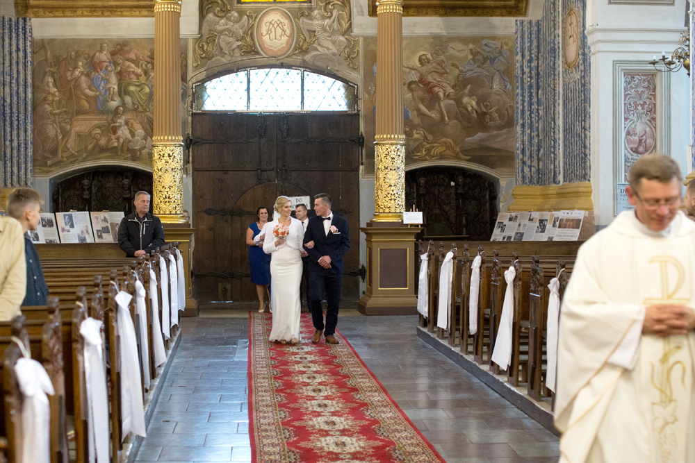 PRAKTYCZNY PORADNIK NA UDANE ZDJĘCIA ŚLUBNE Z KOŚCIOŁA (zdjęcie 6)